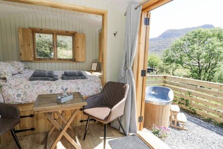 RHINOG - SHEPHERDS HUT, romantic, with hot tub in Llanaber