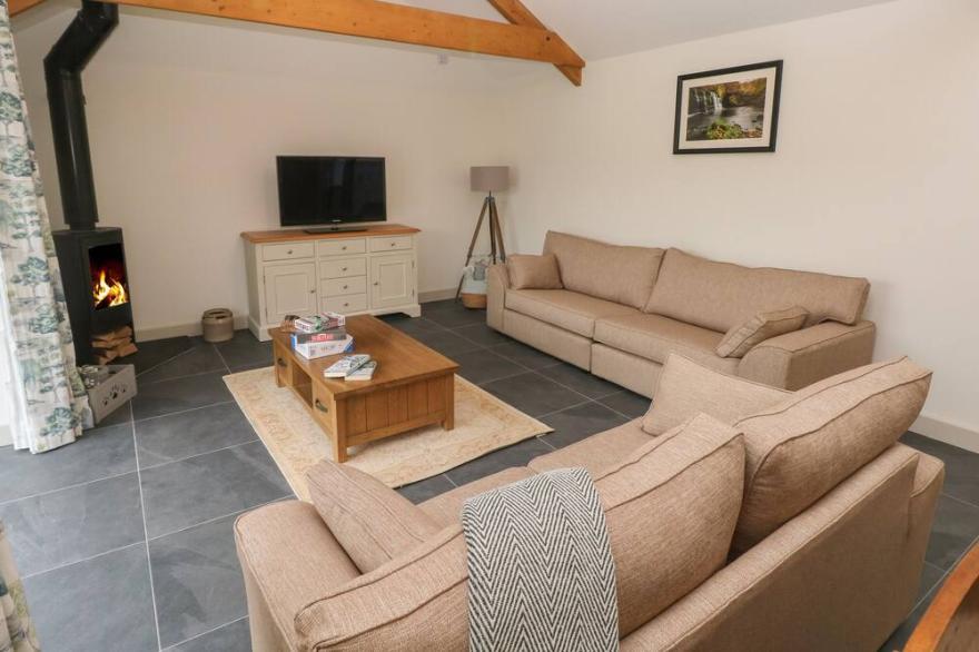 THE BYRE, pet friendly, with hot tub in St Brides Major