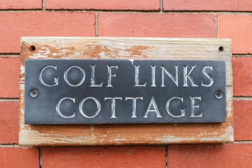 2 GOLF LINKS COTTAGES, Pet Friendly, With A Garden In Norley