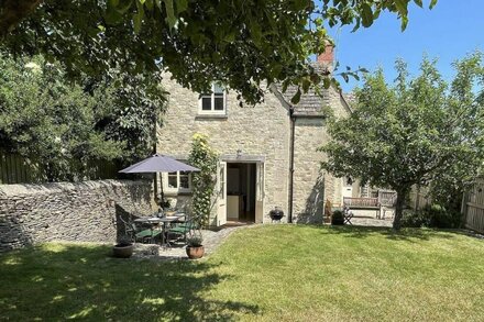 Peach Cottage, near Cirencester, family friendly