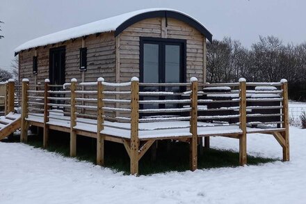 Large Luxury self contained shepherd's hut with elevated deck