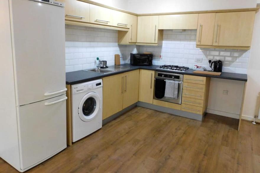 Fabulous, 2 Bed Apt, 10 Mins From City Centre
