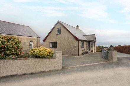 AWEL Y GRUG, pet friendly, character holiday cottage in Llanbedrog