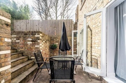 Pass the Keys | Cozy 2BR with patio 15 mins to Wimbledon Tennis