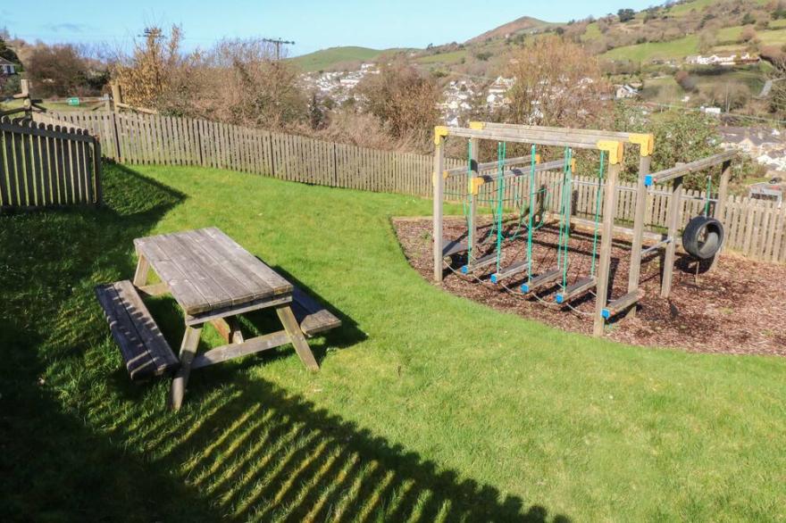 CHALET LOG CABIN L12, pet friendly, with a garden in Combe Martin