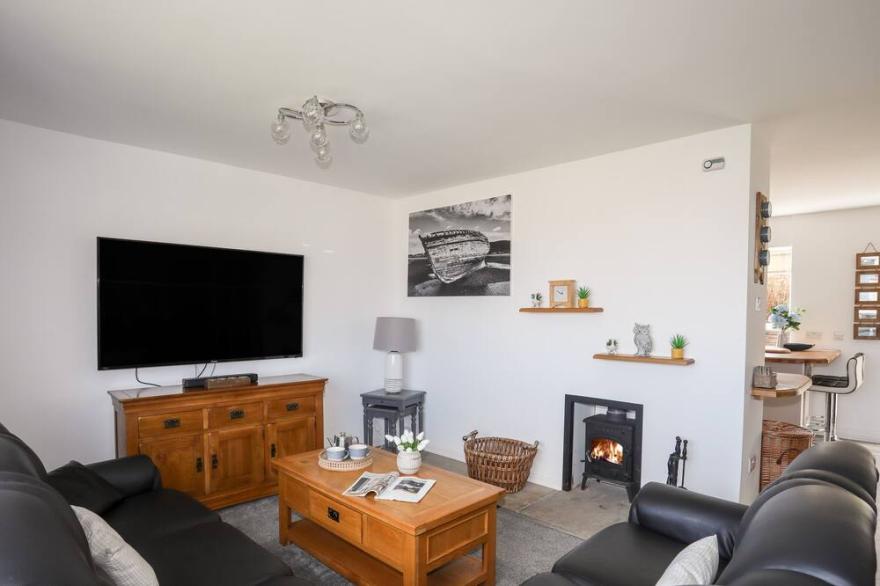 TINKERS PATCH, pet friendly, country holiday cottage in Benllech