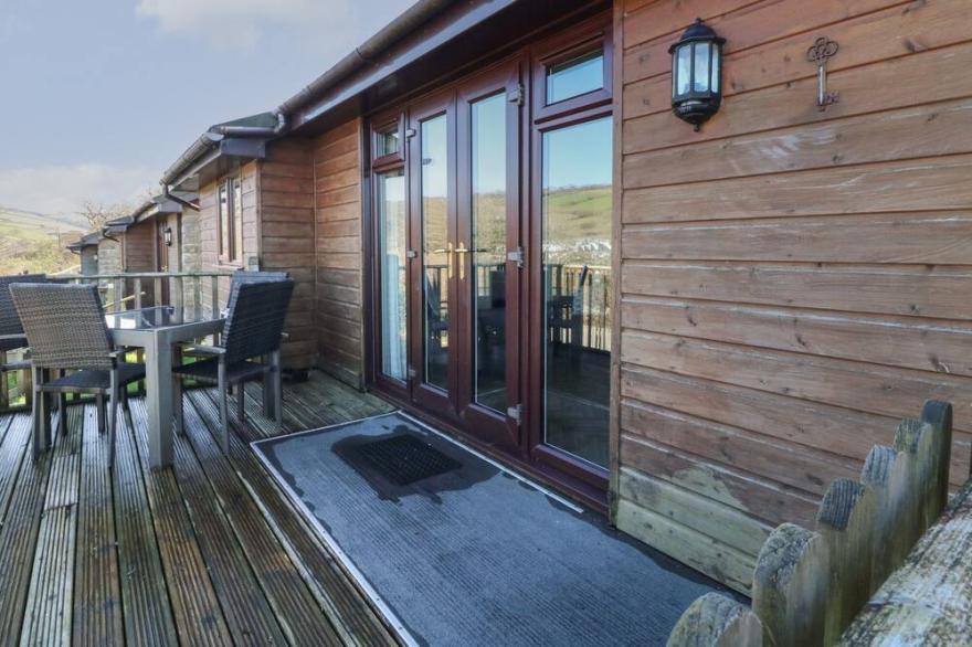 CHALET LOG CABIN L14, pet friendly, with a garden in Combe Martin
