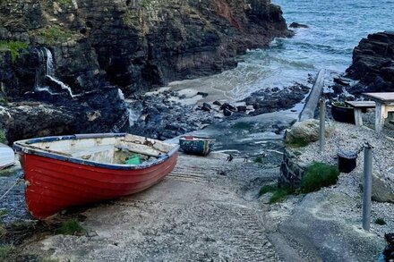 Cosy cottage with sea views