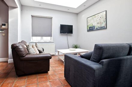 Central London (Sleeps up to 10) Only 15mins from HRW!