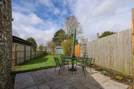 FIELDVIEW COTTAGE, pet friendly, with a garden in Great Massingham