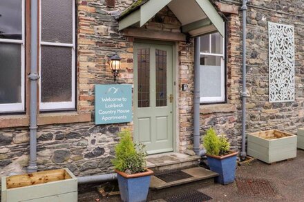 CAMERON FELL, character holiday cottage, with a garden in Keswick