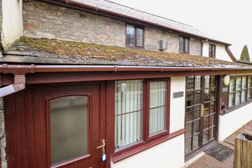 THE WOODMAN, pet friendly, character holiday cottage in Rhayader