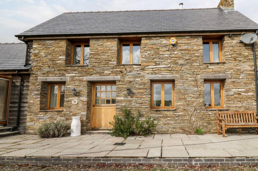 THE ORCHARD, Pet Friendly, Luxury Holiday Cottage In Knighton