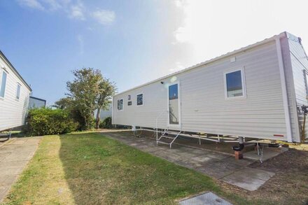 Lovely 6 berth caravan close to the beach in Suffolk ref 68030BS