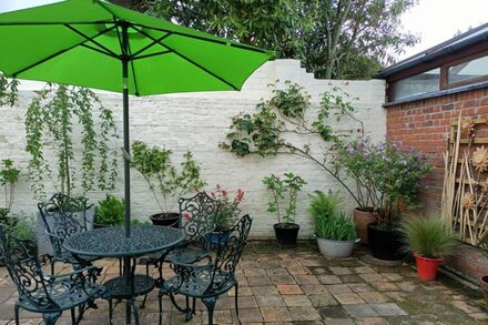 Period Cottage With Private Courtyard Garden, Sleeps 4-6