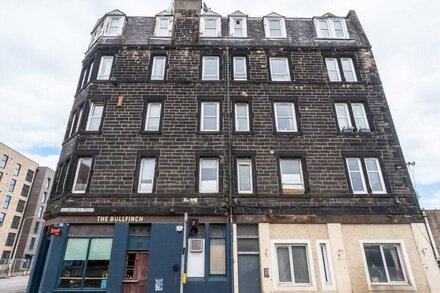 Pass the Keys | Trendy Historic flat sleeps 4 to 6 near Leith Shore