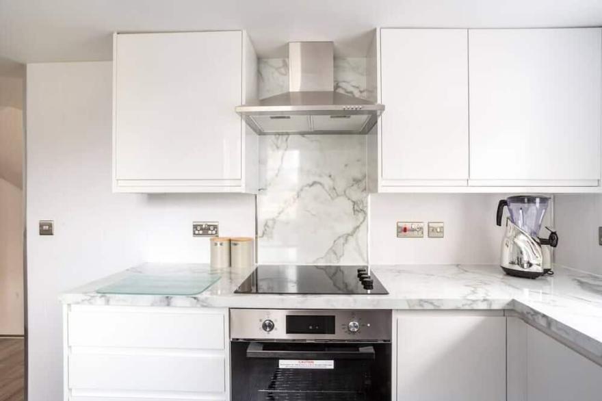 The Secret: Stylish and Spacious En Suite Bathroom