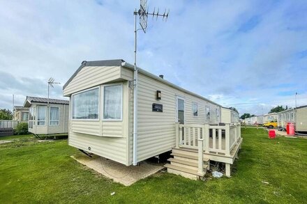 Great caravan with decking in Essex, sleeps 8 ref 28075FV