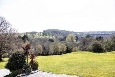 Cosy Lodge with beautiful views across the valley