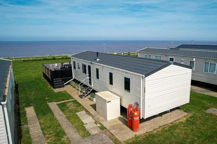 8 berth luxury caravan with a full sea view in Suffolk ref 20276BS