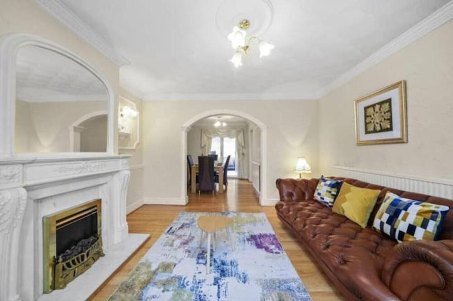 Spacious 3 bedrooms house in Bolton Upon Dearne, host up to 5 guests