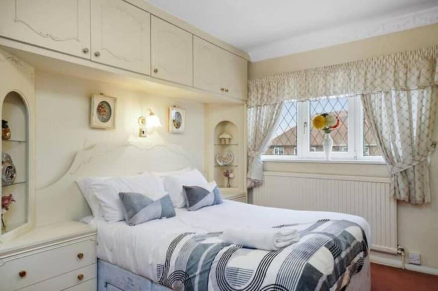 Spacious 3 bedrooms house in Bolton Upon Dearne, host up to 5 guests