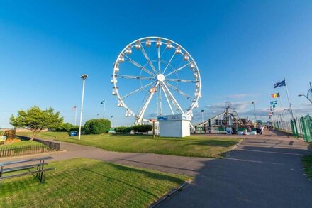 Spacious caravan by the sea at California Cliffs park in Norfolk ref 50017B