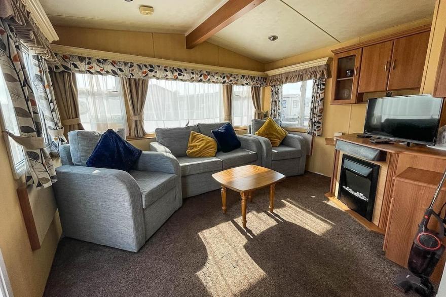 Spacious caravan for hire with decking by the beach in Suffolk ref 40094ND