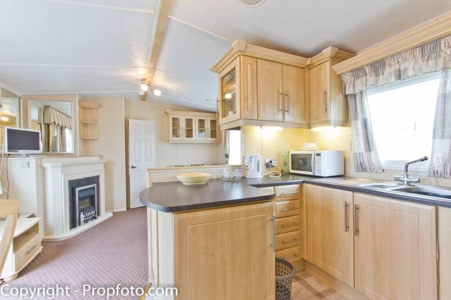 Spacious 8 berth caravan for hire at Wild Duck Haven in Norfolk ref 11006BC