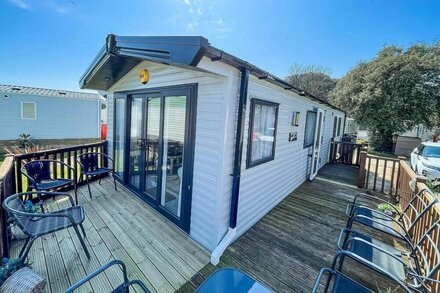 Beautiful caravan for hire with a partial sea view in Suffolk ref 32042AZ