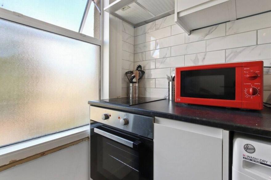 Heart of Maidstone: Stylish 2-Bed Flat | Fast WiFi