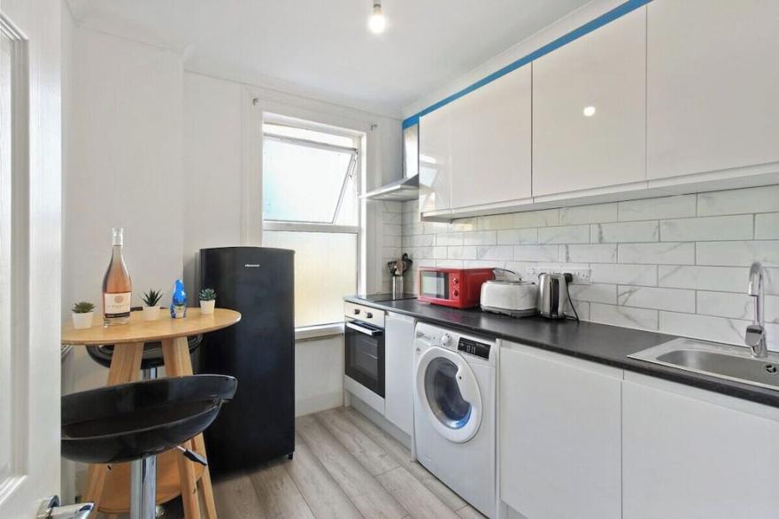 Heart Of Maidstone: Stylish 2-Bed Flat | Fast WiFi