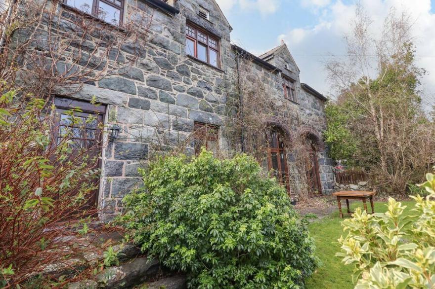 THE OLD GRANARY, pet friendly, character holiday cottage in Conwy