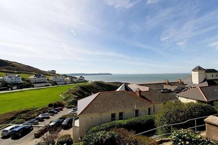 2 bed apartment close to Combesgate Beach with outside space and seaviews