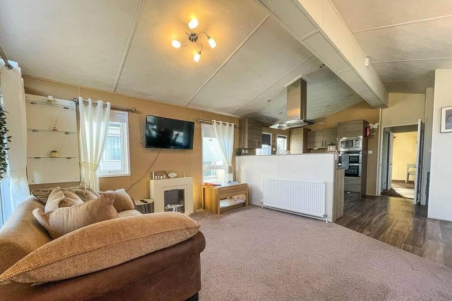 Beautiful lodge with decking at Oaklands Holiday Park in Essex ref 39031BG