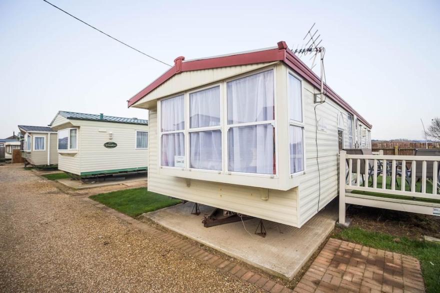 Superb Dog Friendly Caravan With Decking In Hunstanton In Norfolk Ref 13010L