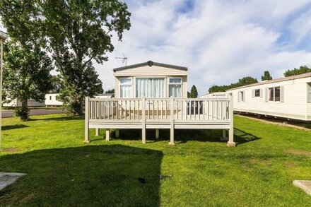 Brilliant caravan with decking at Seawick Holiday Park in Essex ref 27125S