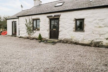 2 PANT HEULOG, pet friendly, with open fire in Dyffryn Ardudwy