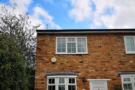 Charming 2 Bedroom House in heart of Teddington