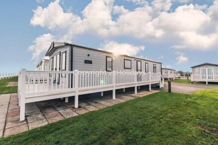 Stunning 8 berth caravan with sea views & decking at Hopton-on-Sea ref 80004H