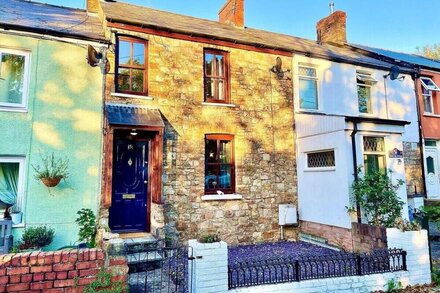 A Superb Size Cottage By The Canal