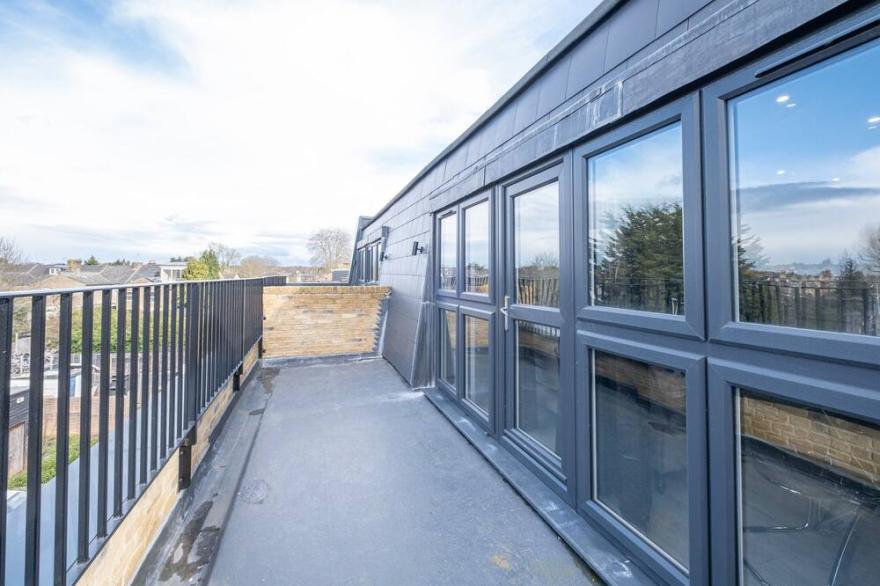 04 - Luxury 1 Bed Apartment Free Parking- West Drayton
