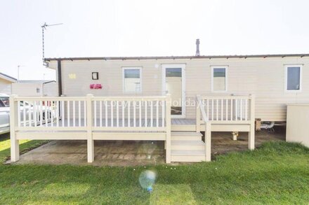 6 berth dog friendly caravan for hire with decking in Suffolk ref 20106BS