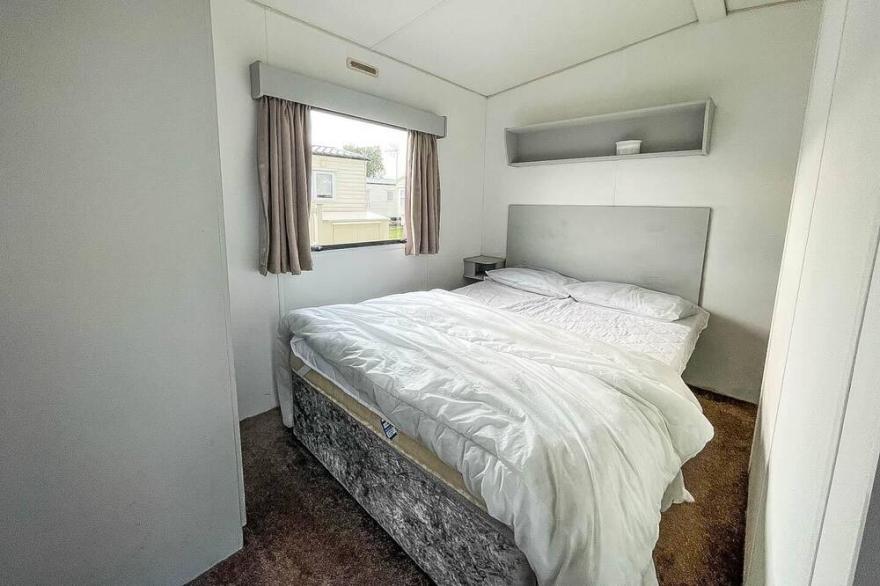Superb 6 berth caravan with WiFi at Seawick Holiday Park ref 27106S