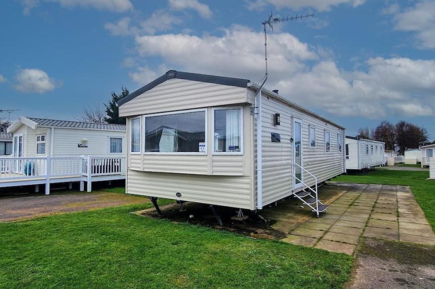 8 berth caravan for hire at Manor Park near to a great beach ref 23041C