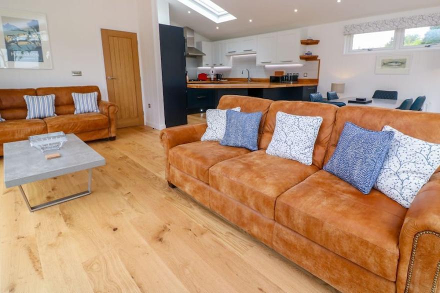 21 MEADOW RETREAT, pet friendly, country holiday cottage in Dobwalls