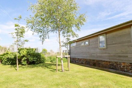 5 MEADOW RETREAT, pet friendly, luxury holiday cottage in Dobwalls