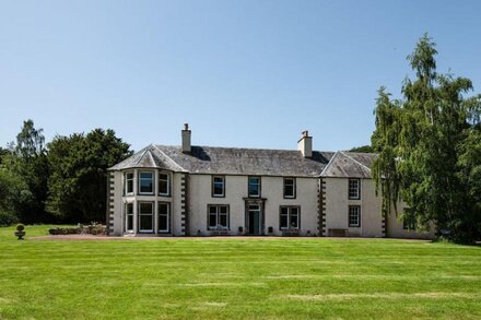 MOSSFENNAN HOUSE & ANNEXE - village of Broughton 3 miles, Peebles 14 miles.