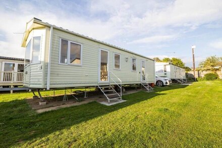 Lovely 6 berth caravan for hire at Manor Park in Hunstanton Norfolk ref 23044S