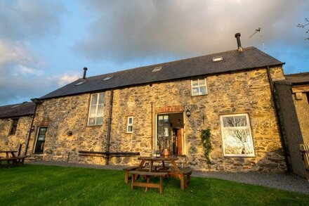 Bryn Lon: Pet-friendly rural retreat in Caergeiliog, sleeping 6 guests